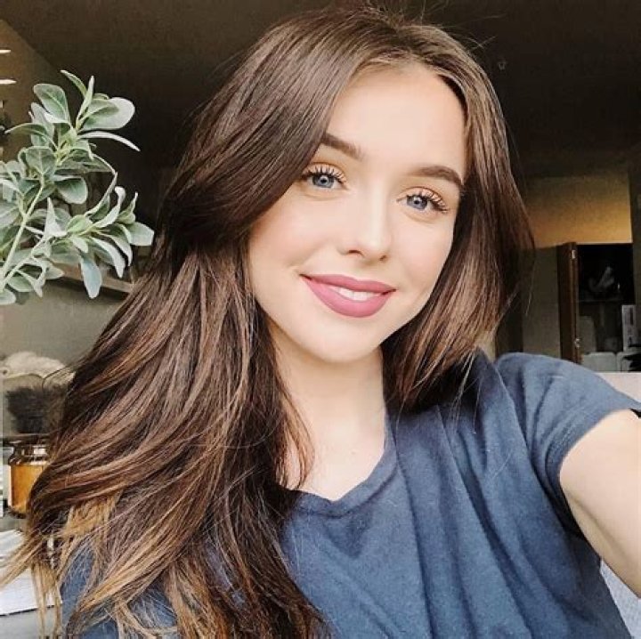 Acacia Brinley Height, Weight, Measurements, Bra Size, Shoe Size